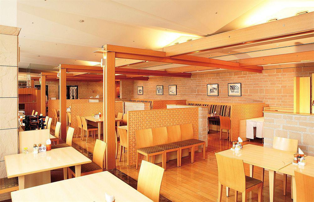 Hotel Courtyard By Marriott Shin-Osaka Station Restaurace fotografie Interior of a typical restaurant